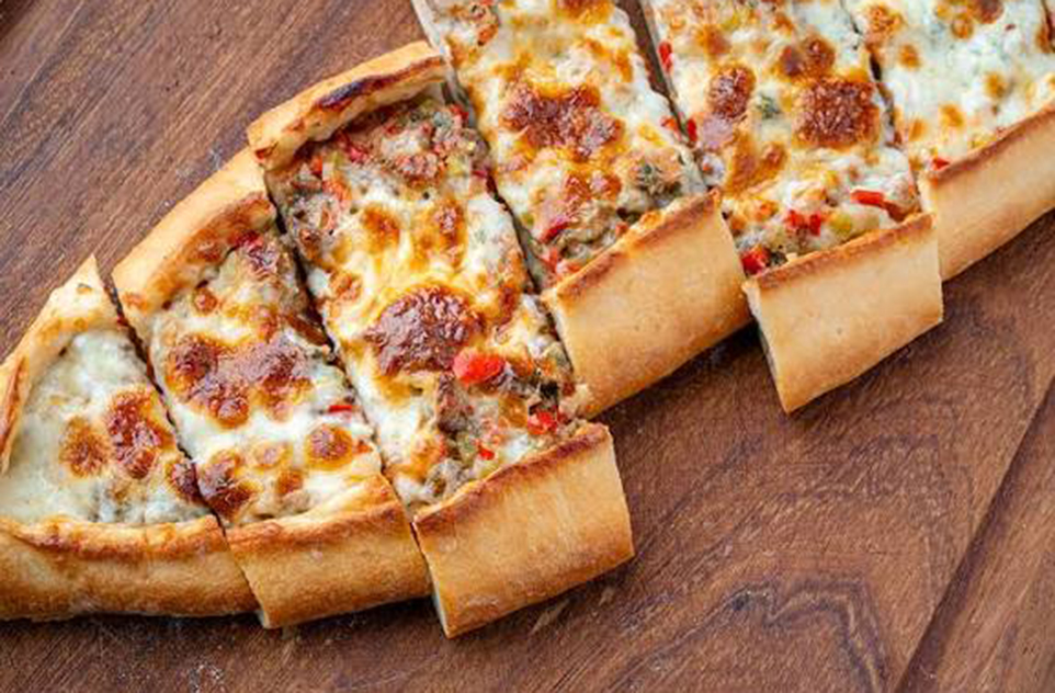 Kuşbaşılı Kaşarlı Pide